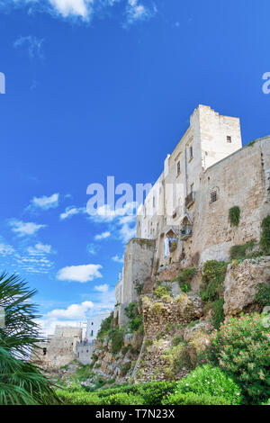 Alte Gebäude in Polignano, Apulien - Italien. Stockfoto