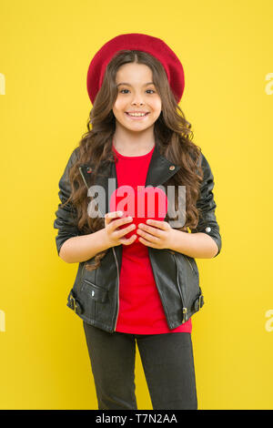 Mädchen lockiges Haar tragen Leder Jacke. Brutale stil Ausschreibung aber zuversichtlich, dass die Mädchen. Rock Stil passt. Rock and Roll ist Weg des Lebens. Outfit Ideen jedes stilvolle Mädchen versuchen sollten. Little Rock Star Konzept. Stockfoto