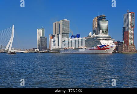 Rotterdam, Niederlande - 1 April, 2019: Blick von parkkade in Richtung Fluss Nieuwe Maas, Erasmus Brücke und Kop van Zuid/britische Kreuzfahrtschiff Britannia Stockfoto