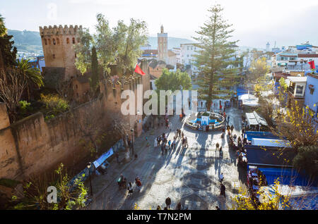 Chefchaouen, Marokko: Hohe Betrachtungswinkel und der Kasbah Festung an Uta el-Hammam Hauptplatz. Stockfoto