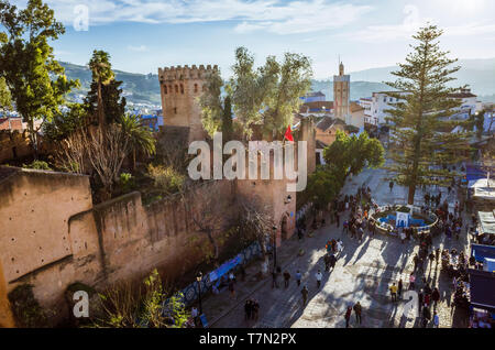 Chefchaouen, Marokko: Hohe Betrachtungswinkel und der Kasbah Festung an Uta el-Hammam Hauptplatz. Stockfoto