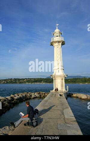 Schweiz, Genf, Rade de Genève Pâquis, Mole und Leuchtturm Stockfoto