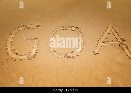 Mit dem Finger auf dem Sand Wort Goa, Südindien gezogen Stockfoto