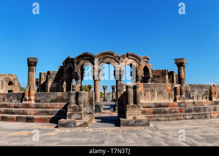 Die Ruinen der Tempel von Zvartnots mit blauen Himmel im Hintergrund, Jerewan, Armenien Stockfoto
