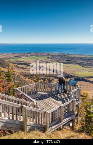 Kanada, Quebec, Gaspe Halbinsel, Carleton-sur-Mer, erhöhte Blick vom Mont St. Joseph, Aussichtspunkt, Herbst Stockfoto