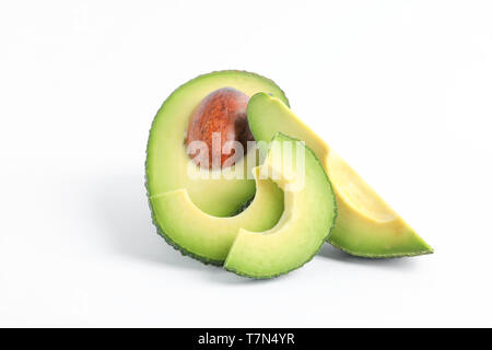 Reifen schneiden Avocado auf weißem Hintergrund, Platz für Text Stockfoto