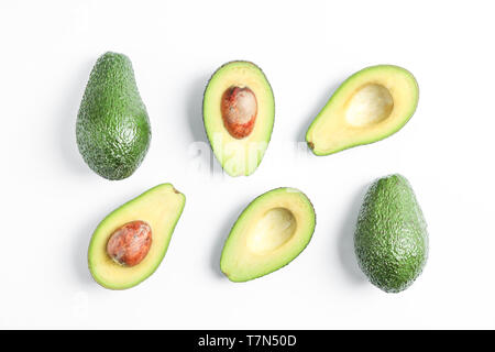Flach Komposition mit reife Avocados auf weißem Hintergrund, Platz für Text. Ansicht von oben Stockfoto