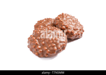 Cookies Schokolade mit Karamell Füllung auf weißem Hintergrund Stockfoto