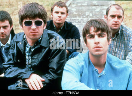 OASIS Werbefoto der BRITISCHEN rock group über 1996 mit Liam und Noel Gallagher links Stockfoto