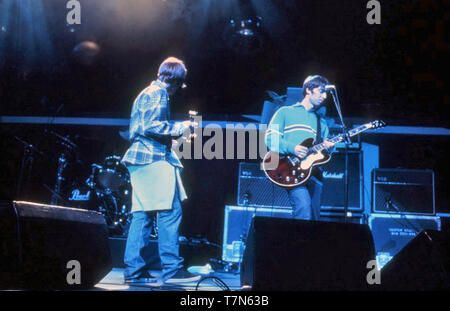 OASIS Deutsch rock Gruppe in 1995 mit Liam und Noel Gallagher auf der linken Seite an der Gitarre Stockfoto