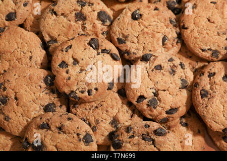 Leckere Chocolate Chip Cookies als Hintergrund, Ansicht von oben Stockfoto