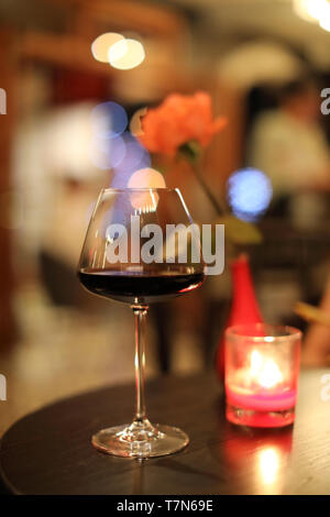 Rotwein trinken auf Glas Stockfoto