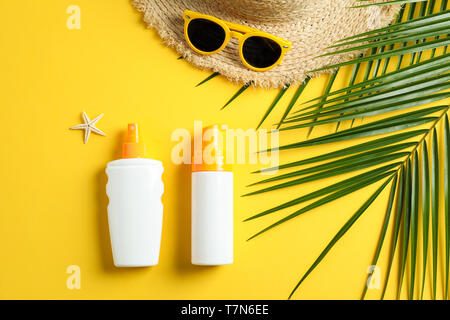 Sommer Urlaub Zusammensetzung auf gelben Hintergrund. Platz für Text, Ansicht von oben Stockfoto