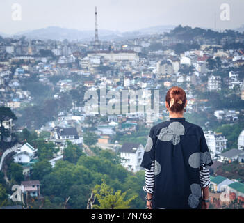 Schöne Frau mit Blick auf die Stadt, Dalat, Vietnam Stockfoto