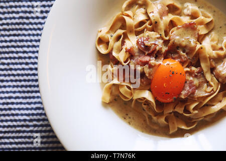 Hausgemachte Pasta mit weißer Soße, Spaghetti Carbonara, italienisches Essen Stockfoto