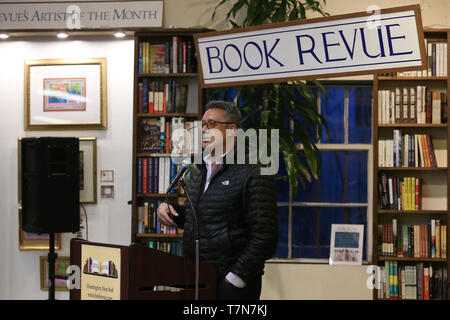 HUNTINGTON, NY-APR02: Ehemaliger Baseball Pitcher Ron Darling zeichen Exemplare seines Buches "108 Stiche: Lose Fäden, Garne, Rippen und die Darndest Ch Stockfoto