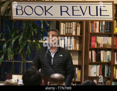 HUNTINGTON, NY-APR02: Ehemaliger Baseball Pitcher Ron Darling Zeichen sein Buch "108 Stiche: Lose Fäden, Garne, Rippen und die Darndest Zeichen Stockfoto