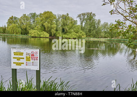 Warnung, dass Angeln im See ist privat ohne Ticket und nur für Mitglieder bei Wickstead Park, Kettering, England. Stockfoto