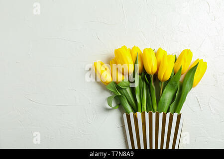 Blumenstrauß aus Tulpen in schöner Geschenkbox, Platz für Text Stockfoto