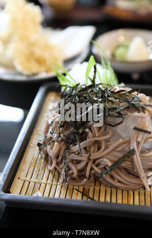 Soba Nudeln mit gebratenen Garnelen Stockfoto