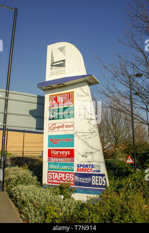 Schild am Eingang zum Flughafen London Southend Retail Park in der Form einer Ebene Schwanzflosse. Unternehmen PC-Welt, Argos, Harveys, Heftklammern, Sport Direct Stockfoto