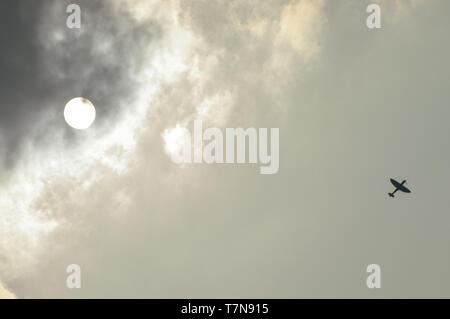 Hohen Flug. High Flying Supermarine Spitfire zweiten Weltkrieg Jagdflugzeug gegen cloudscape. Berühmte elliptische Flügel Kontaktanordnung. Sun Disc Stockfoto