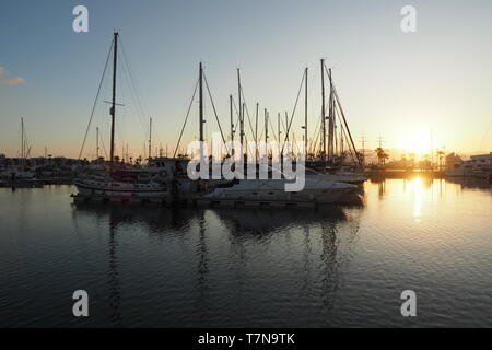 Gibraltar, Blick von La Línea, Spanien. Hafen mit Segelbooten, am frühen Morgen. Stockfoto