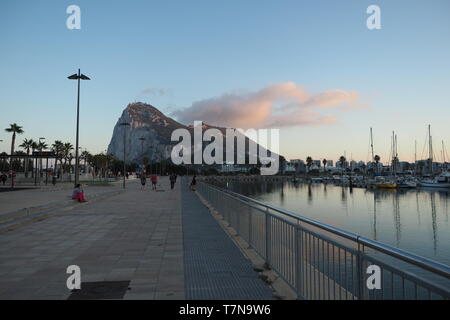 Gibraltar, Blick von La Línea, Spanien. Hafen mit Segelbooten, am frühen Morgen. Stockfoto