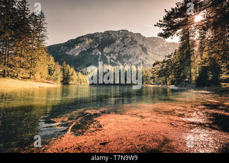 Fantastische Azure alpinen See Grüner in Österreich im Frühjahr mit dem Spiegelbild im Wasser Stockfoto