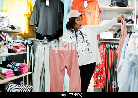 Afican amerikanische Frauen in Trainingsanzügen einkaufen bei Sportswear Mall gegen Regale. Sport store Thema. Stockfoto