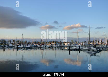 Gibraltar, Blick von La Línea, Spanien. Hafen mit Segelbooten, am frühen Morgen. Stockfoto