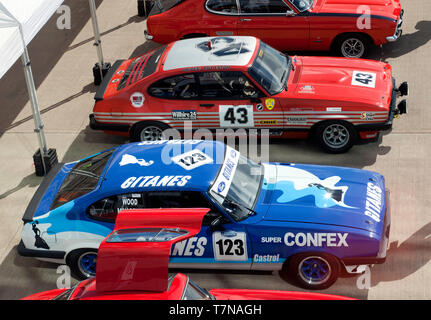 Luftaufnahme von drei Ford Capri Rennwagen, auf Anzeigen, im Internationalen Fahrerlager, bei der Silverstone Classic Media Day 2019 Stockfoto