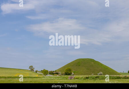 Silbury Hill ist ein prähistorisches künstliche Chalk Damm in der Nähe von Avebury in der englischen Grafschaft Wiltshire. Stockfoto