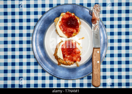 Hausgemachte scone mit Clotted Cream und Erdbeermarmelade Stockfoto