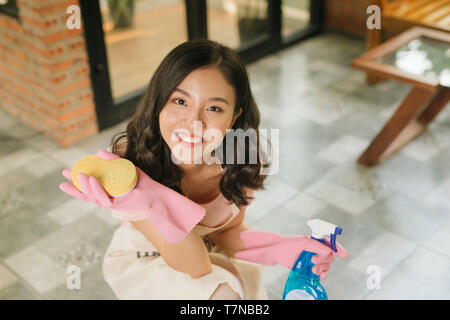 Glückliche junge asiatische Wischen, Frau Stockfoto