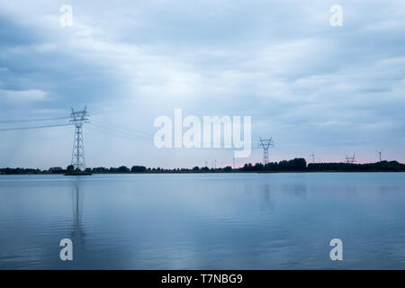 Noch See Wasser Ruhe abend Bäume am Horizont Stockfoto