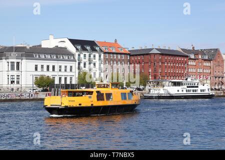 Kopenhagen, Dänemark - 15 April, 2019: Gelb öffentliche Verkehrsmittel boot Bus in Kopenhagen, Dänemark. Stockfoto