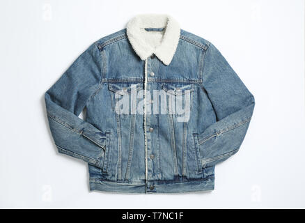 Jeans-jacke auf weißem Hintergrund, Ansicht von oben Stockfoto