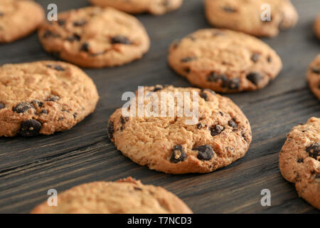 Chocolate Chip Cookies auf Holz- Hintergrund Stockfoto