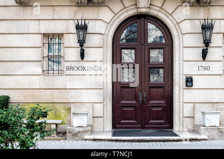Washington DC, USA - 9. März 2018: Brookings Institution Gebäude Außenfassade Eingang der Tür closeup tagsüber Straße Architektur und Zeichen Stockfoto