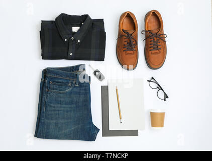 Flach Komposition mit T-Shirt, Jeans, Schuhe und Gläser auf weißem Hintergrund Stockfoto