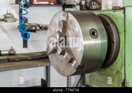 Nahaufnahme von einer Drehmaschine Schleifmaschine in einer Fabrik Stockfoto
