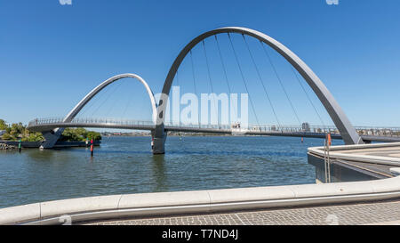 Die futuristische Formen der Fußgängerbrücke Elizabeth's Quay in Perth, Western Australia Stockfoto