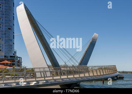 Die futuristische Formen der Fußgängerbrücke Elizabeth's Quay in Perth, Western Australia Stockfoto