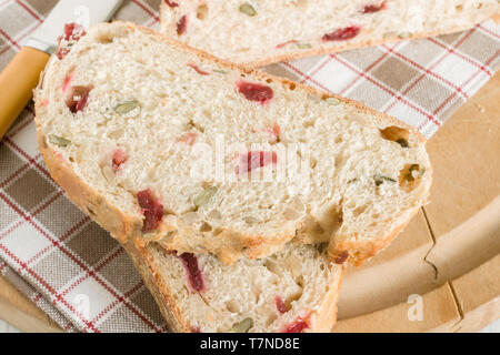 Cranberry Brot gebacken mit Kürbis- und Sonnenblumenkerne Stockfoto