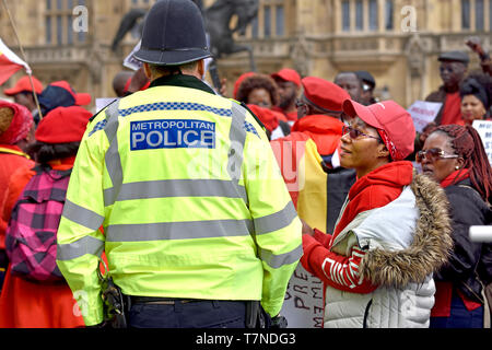 London, England, UK. Polizei Interaktion mit Demonstranten (gegen die ugandische Regierung) in Westminster, Mai 2019 Stockfoto