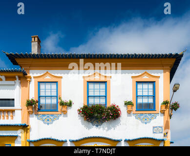 Aveiro, Portugal, 29. April 2019: Blick von der schönen alten Fassaden von Gebäuden im Stil der Art Nouveau Architektur in der Stadt Aveiro, Portugal Stockfoto