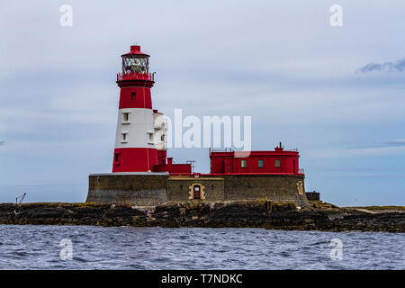 Longstone Leuchtturm, 1826 abgeschlossen, einst die Heimat von Grace Darling, und immer noch aktiv. Farne Islands, Northumberland, Großbritannien. Mai 2018. Stockfoto