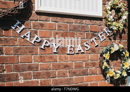 Sheringham, Großbritannien - 21 April, 2019: Frohe Ostern bunting gegen Mauer außerhalb ein Shop in Sheringham, eine englische Stadt in der Grafschaft Keine Stockfoto