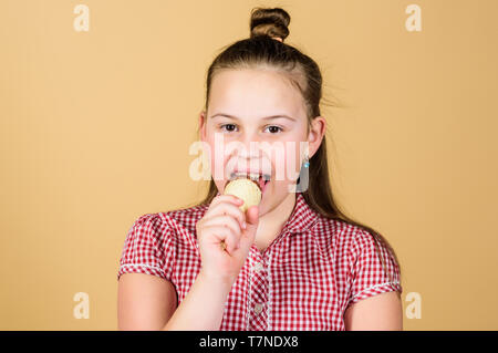 Die frischeste Eis auf der Erde. Süße kleine Mädchen Eis essen. Kleines Kind lecken Eis in der Waffel Kegel. Adorable kid gefroren iced Creme Dessert genießen. Stockfoto